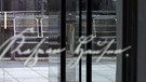 Kaspar Hauser-Schriftzug auf einer Glastür im Markgrafen-Museum Ansbach | Bild: BR-Studio Franken/Inga Pflug