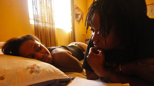 Lesbisches Paar in einem Bett in Uganda | Bild: picture-alliance/dpa