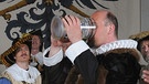 Bürgermeister-Darsteller trinkt aus großem Krug | Bild: Uwe Forberg/Meistertrunk