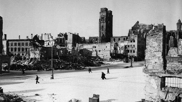 Der Nürnberger Hauptmarkt nach Ende des Krieges | Bild: picture-alliance/dpa