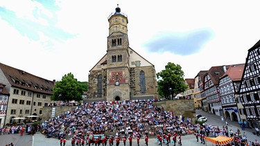 Marktplatz von Schwäbisch Hall mit der Kirche St. Michael beim Salzsiederfest | Bild: picture-alliance/dpa