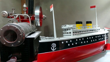 Blechspielzeug aus Nürnberg, Blechschiff und eine Dampfmaschine | Bild: Frank Staudenmayer