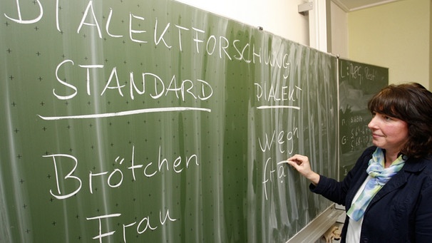 Dialektforscherin Monika Fritz-Scheuplein schreibt an Würzburger Schule an die Tafel | Bild: picture-alliance/dpa