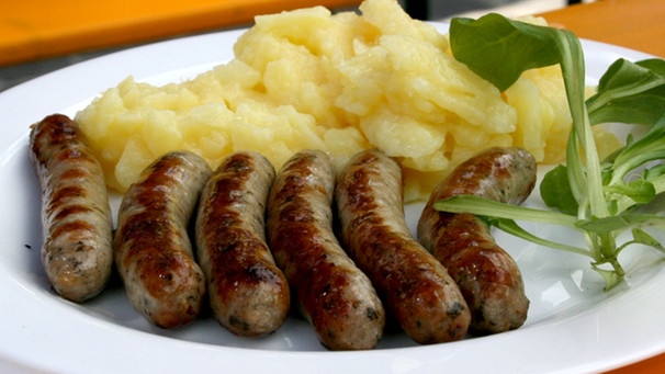 Teller mit 6 Nürnberger Bratwurste und Kartoffelsalat | Bild: BR-Studio Franken