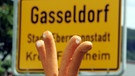 Wiener Würstchen vor dem Ortsschild im fränkischen Gasseldorf (Landkreis Forchheim) | Bild: picture-alliance/dpa