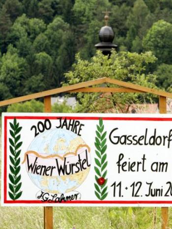 Am Rand der B470 weist 2005 ein Schild auf die Feier im fränkischen Gasseldorf (Landkreis Forchheim) zu 200 Jahre Wiener Würstchen hin | Bild: picture-alliance/dpa