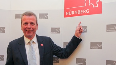 Nürnbergs Oberbürgermeister Ulrich Maly zeigt auf Schriftzug Nürnberg | Bild: News 5