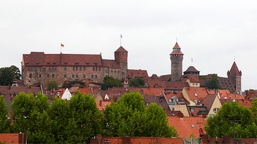Die Nürnberger Burg mit Kaiserburg (links), Burggrafenburg und reichsstädtischen Bauten (rechts das Dach der Jugendherberge, ganz rechts der Luginsland) | Bild: News 5