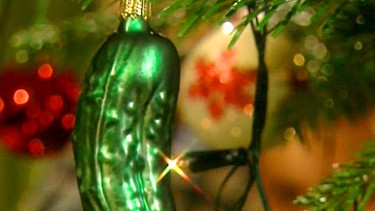 Weihnachtsgurke an einem Christbaum | Bild: BR-Studio Franken