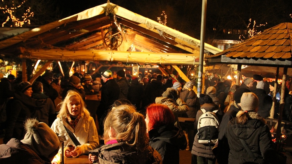 Besucher und Stände auf dem Historischen Weihnachtsmarkt in Erlangen | Bild: Johannes Müller