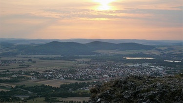 Sonnenuntergang am Staffelberg mit Blick auf Bad Staffelstein und die Eierberge am 1. August
| Bild: Margit Neder, Weismain, 02.08.2018