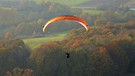 Paraglider aus der Vogelperspektive. Gesehen am Walberla.
| Bild: Norbert Haselbauer, Kirchehrenbach, 19.11.20