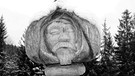 Verschneite Figur ("In Morpheus' Armen") auf dem Skulpurenweg Nordhalben. | Bild: Norbert Neugebauer, Nordhalben, 14.01.2021