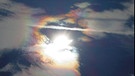 Letzte Woche entdeckte ich diese farbige Erscheinung am Himmel - entstanden durch die Lichtbrechung von Sonnenstrahlen am Wasser- bzw. Eiskristallen in den Wolken. Ähnlich wie bei einem Regenbogen. | Bild: Ragnhild Rummel, Erlangen, 13.10.2021