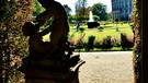 Die Steinfiguren im Würzburger Hofgarten genießen schon mal die frischen Trauben im wunderbaren Sonnenschein. | Bild: Christine Fehlbaum, Gerolzhofen, 13.10.2021