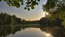 Der Start in ein schönes und sonniges Pfingstwochenende am Samstag um halb sieben Uhr bei 10 Grad am Jägersee bei Feucht. | Bild: Herbert Bauer, Feucht, 27.05.2023
