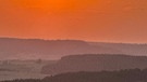 Sanft zeichnet das Licht der untergehenden Sonne den Blick vom Rothenberg bei Schnaittach Richtung Erlangen. | Bild: Martin Linek, Schnaittach, 22.06.2023