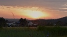 Zwischen Neuhaus und Krottensee steigt die Sonne auf, es ist dunstig und schwül. Einige dunkle Wolkenfelder sind unterwegs. | Bild: Gisela Lindemann, Neuhaus (Pegnitz), 22.06.2023