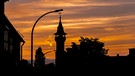 Sonnenaufgang an einem der heißesten Tage des Jahres mit dem Aussichtsturm der Marktgemeinde Cadolzburg im Landkreis Fürth. | Bild: Ronald Heinrich, Seukendorf, 11.07.2023