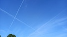 Sehr selten, dass sich 4 Flugzeuge am Himmel "kreuzen" und den morgendlichen Himmel so verzaubern. Aufgenommen in Forchheim.  | Bild: Sebastian Fischer, Forchheim, 14.07.2023