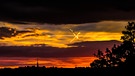 Ein Drehkreuz am abendlichem buntem Himmel für Luftbewegung über Segnitz Marktbreit. | Bild: Karl Schönherr, Marktbreit, 04.10.2023