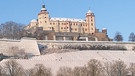 Die Festung in Würzburg bei herrlichem Winterwetter und im Weinberg wird fleißig gearbeitet. | Bild: Lieselore Fischer, Würzburg, 19.01.2024