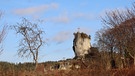 Der beeindruckende Bärenturm über der Burgruine in Bärnfels ist schon von weitem zu sehen. | Bild: Sabine Friede, Krottensee, 07.02.2024