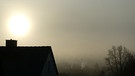Bleiche Morgensonne überm Nachbarhaus. | Bild: Günter Lorke, Tröstau, 06.03.2024