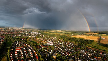 Regenbogen über Herzogenaurach mit Regenwolke. | Bild: Uwe Pflügner, Herzogenaurach, 02.04.2024