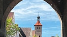Blick durch das obere Tor in die Abenberger Altstadt und auf die katholische Kirche. | Bild: Kerstin Mahr, Wassermungenau, 13.04.2024