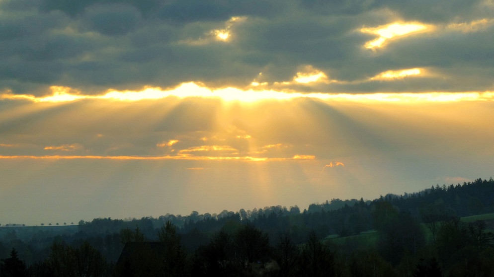Vom misslungenen Versuch der Sonne, die Morgenwolken über Tröstau zu vertreiben. | Bild: Günter Lorke, Tröstau, 06.05.2024
