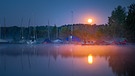 Das Bild zeigt den heutigen Monduntergang am Segelhafen von Absberg am kleinen Brombachsee | Bild: Thomas Geiger, Gunzenhausen, 07.08.2017