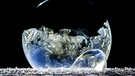 Dargestellt ist eine gefrierende Seifenblase mit Eiskristallen, die  dann aber schnell zerplatzt. | Bild: Wolfgang Herrmann, Seybothenreuth, 11.12.2017