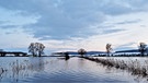 Winterlandschaft mit überschwemmter Altmühl am späten Nachmittag. Aufgenommen bei Trommetsheim | Bild: Vera Trescher, Treuchtlingen, 21.01.2018