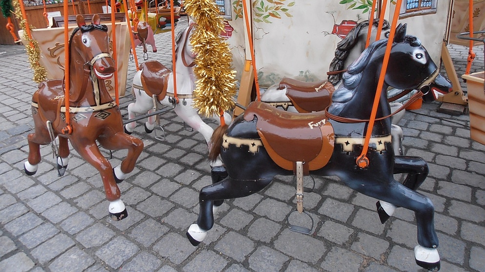 Karussel-Pferdchen am Fürther Weihnachtsmarkt  | Bild: Christa Protzeller 