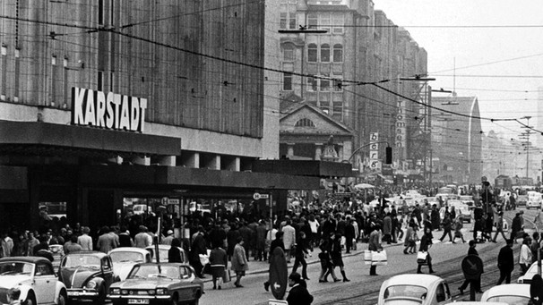Ein Kaufhaus der Karstadt AG in der Hamburger Mönckebergstraße an einem verkaufsoffenen Samstag im April 1971 | Bild: picture-alliance/dpa