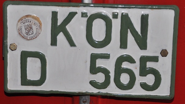"KÖN"-Kennzeichen auf einem Traktor, Baujahr 1958 | Bild: BR-Mainfranken/Hanns Friedrich
