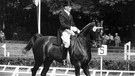 Josef Neckermann reitet auf seinem Pferd "Asbach" während seiner Prüfung am 26.06.1960 in Köln. Er gewann die zweite Qualifikationsprüfung der Dressurreiter beim Jubiläumsreitturnier. | Bild: picture-alliance/dpa