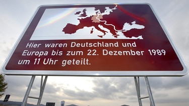 Hinweisschild auf den ehemaligen Eisernen Vorgang bei Oberfladungen | Bild: picture-alliance/dpa