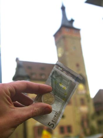 Geld wird vor das Würzburger Rathaus gehalten | Bild: picture-alliance/dpa