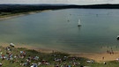 Der Große brombachsee mit seinem Damm, im Vordergrund der Strand | Bild: picture-alliance/dpa
