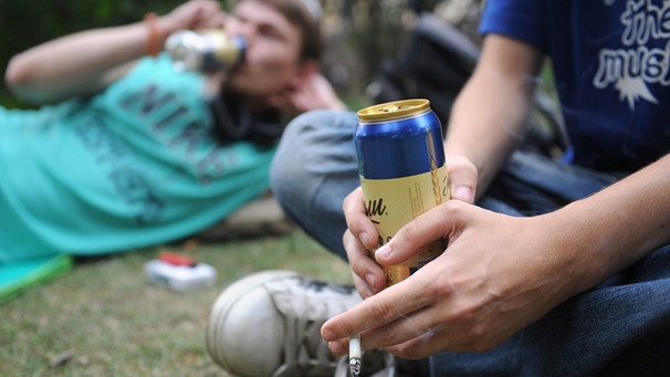 Junge Menschen trinken Alkohol in der Öffentlichkeit | Bild: picture-alliance/dpa