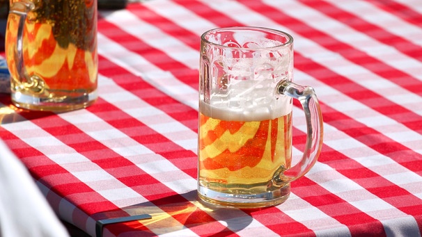 Bierglas auf rotweißer Tischdecke | Bild: picture-alliance/dpa