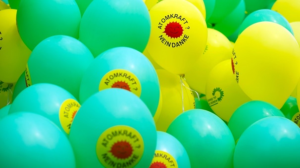 Farbige Luftballons mit Aufdrucken "Atomkraft - nein Danke" | Bild: picture-alliance/dpa