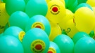 Farbige Luftballons mit Aufdrucken "Atomkraft - nein Danke" | Bild: picture-alliance/dpa