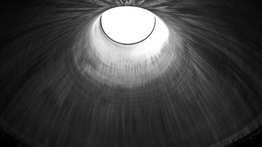 Im Inneren eines der Nasskühltürme des KKW Grafenrheinfeld | Bild: picture-alliance/dpa