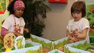 Mädchen bei einem Brettspiel auf der Spielwarenmesse | Bild: BR-Studio Franken/Franz Engeser