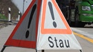 Stau-Warnschild auf Autobahn (Symbolbild) | Bild: picture-alliance/dpa