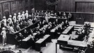 Die Anklagebank im Saal 600 während der Kriegsverbrecherprozesse | Bild: picture-alliance/dpa