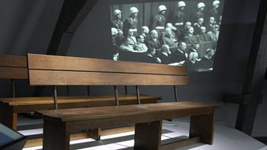Eine originale Sitzbank der Nürnberger Prozesse in der Ausstellung "Memorium Nürnberger Prozesse"  | Bild: BR-Studio Franken/Rainer Aul